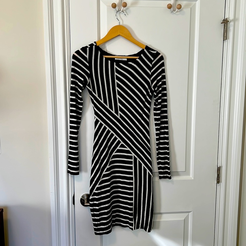 Fitted zig-zag column scoopneck Bailey 44 dress, great condition, size Small.